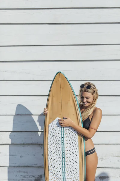Retrato Uma Bela Loira Sorridente Caucasiana Surfista Posando Com Sua — Fotografia de Stock