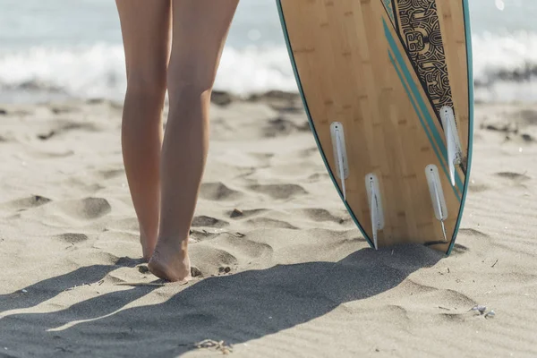 Beine Von Nicht Wiedererkennbarem Surfermädchen Sandstrand — Stockfoto