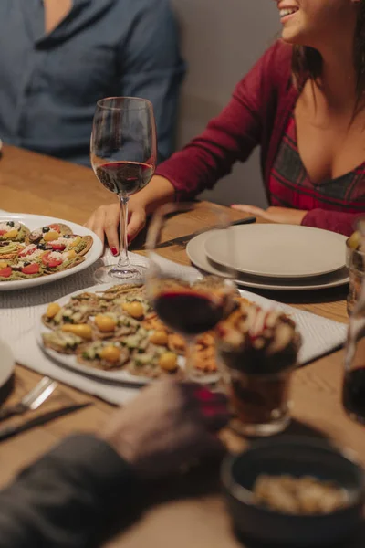 食べると家でのディナー パーティーでワインを飲む Urrecognisable のグループ — ストック写真