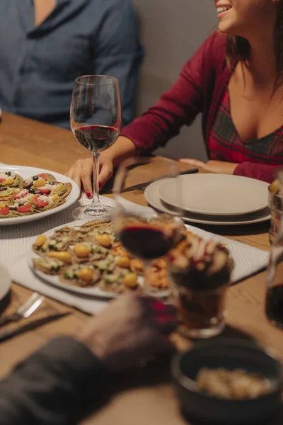 Groep Urrecognisable Mensen Eten Drinken Van Wijn Diner Thuis — Stockfoto