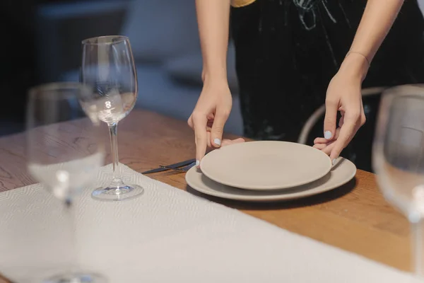 Unrecognsisable Jonge Vrouw Instellen Tabel Voor Diner Thuis — Stockfoto