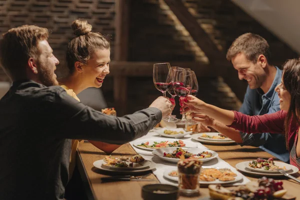Evde Şarap Bardakları Ile Kutlama Toasting Gülerek Arkadaş Grubu — Stok fotoğraf