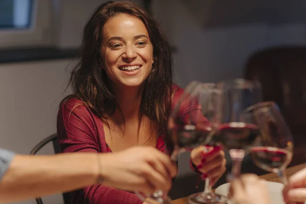 Mulher Bonita Levantando Copo Vinho Com Seus Amigos Olhando Feliz — Fotografia de Stock