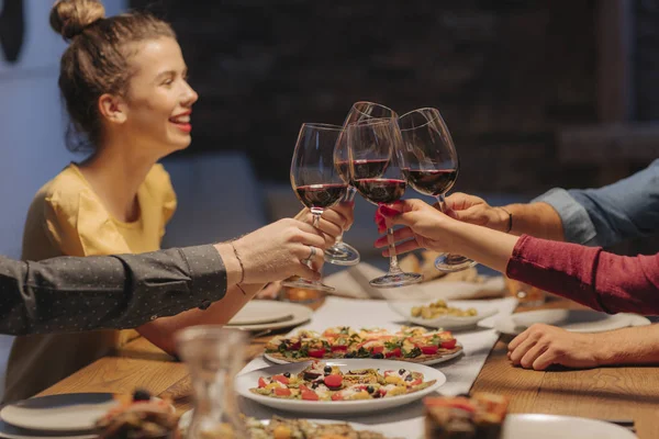 Grupo Amigos Brindar Com Copos Vinho Casa Celebração — Fotografia de Stock