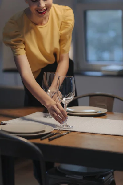Schöne Junge Frau Deckt Tisch Für Dinnerparty Hause — Stockfoto