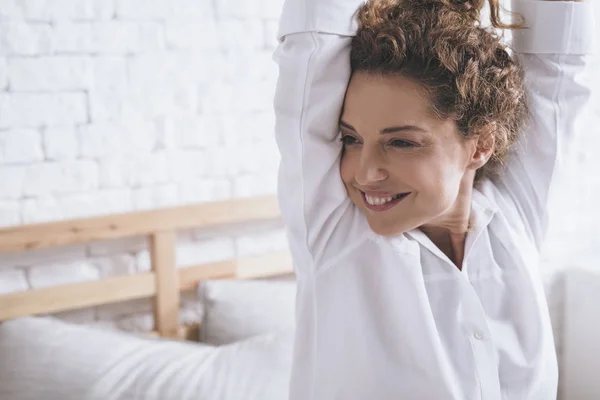 Mooie Kaukasische Vrouw Wakker Rekken Haar Bed — Stockfoto