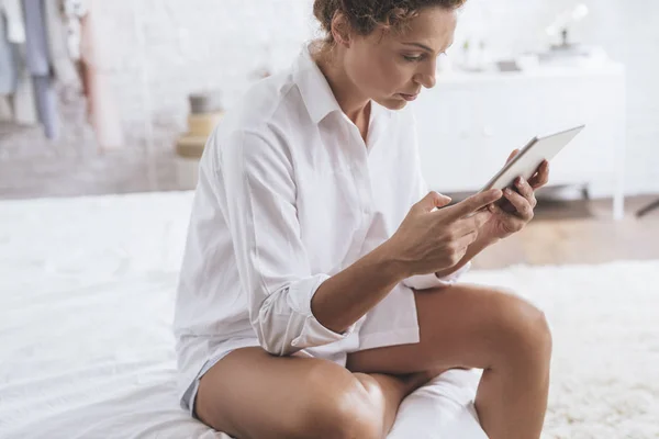 Yatağında Oturmuş Tablet Kullanarak Güzel Beyaz Bir Kadın — Stok fotoğraf