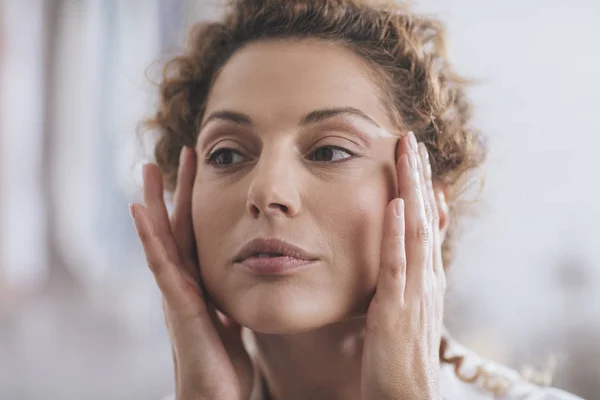 Beautiful Caucasian Woman Applying Face Cosmetic Cream Her Face — Stock Photo, Image