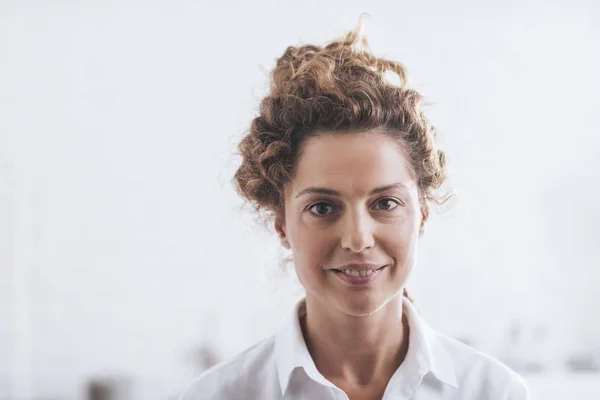 Pretty Caucasian Woman Looking Camera — Stock Photo, Image