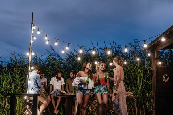 Tre Vackra Unga Kvinnor Att Kul Utomhus Sommarfest — Stockfoto