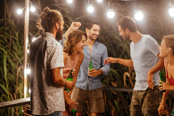 Gruppe Junger Männer Und Frauen Lacht Bei Sommerfest Freien — Stockfoto