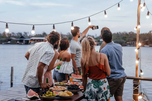 若い男性と屋外のパーティーで Selfie を取っている女性のグループ — ストック写真