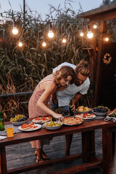 Mulher Bonita Homem Bonito Junto Mesa Comida Festa Verão Livre — Fotografia de Stock