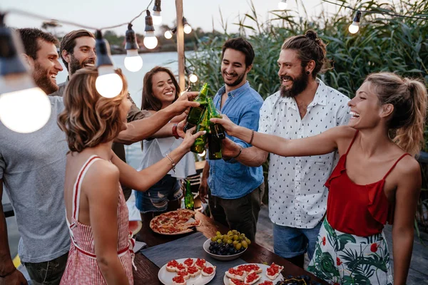 Gruppe Junger Leute Bei Einer Dinnerparty Freien Fluss Und Steigenden — Stockfoto