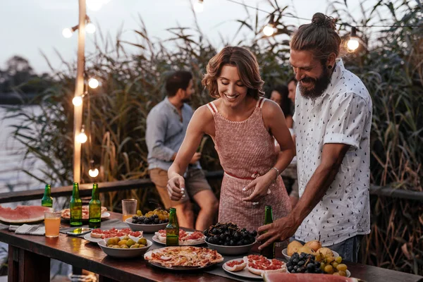 Mujer Bonita Hombre Guapo Pie Junto Mesa Comida Fiesta Verano — Foto de Stock