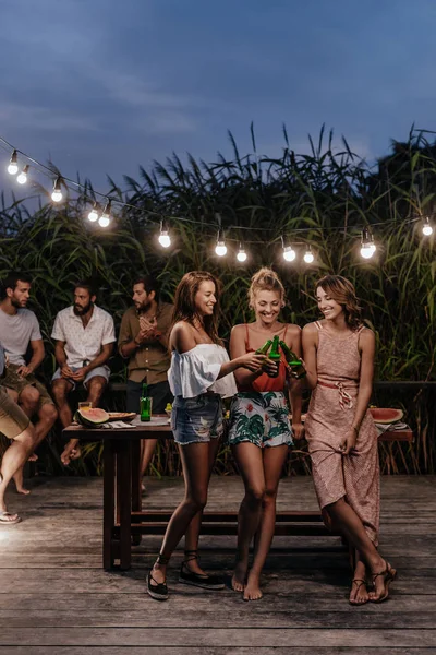 Drie Mooie Jonge Vrouwen Die Met Plezier Buiten Zomer Feest — Stockfoto