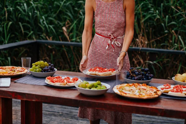 Mani Donna Irriconoscibile Possesso Piatto Con Cibo Cena All Aperto — Foto Stock