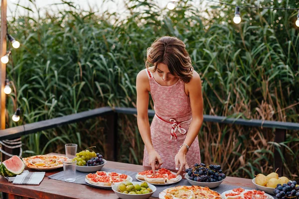 Bella Donna Apparecchiare Tavolo Cena All Aperto — Foto Stock