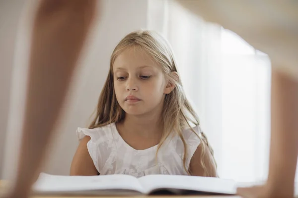 Carino Studentessa Bionda Imparare Leggere — Foto Stock