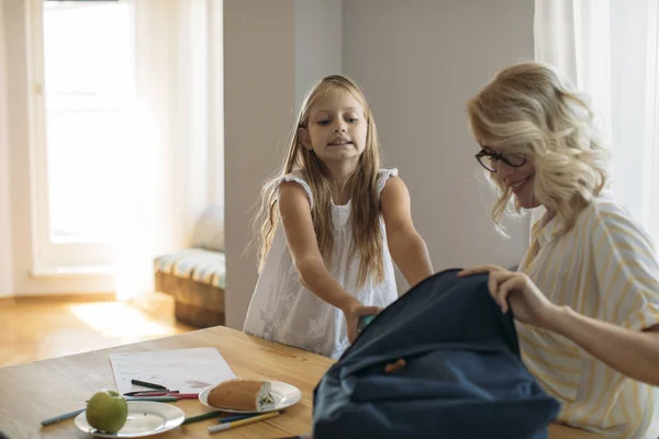 Schönes Mädchen Packt Ihren Schulrucksack Mit Ihrer Mutter — Stockfoto