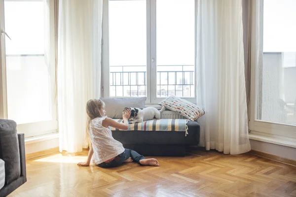 Nettes Blondes Mädchen Kuschelt Ihren Hund Hause — Stockfoto