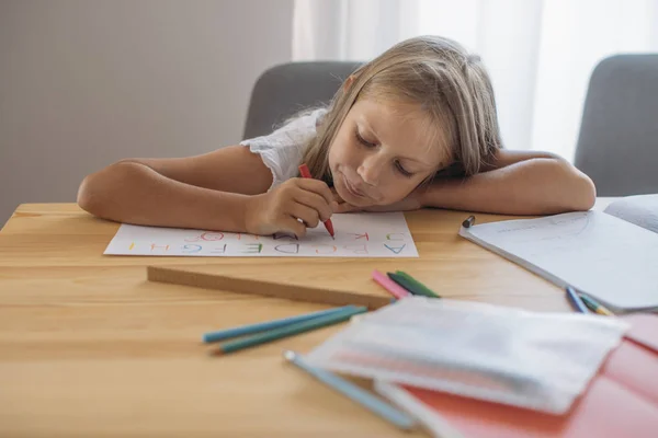 Schattig Kaukasische Blond Meisje Schrijven Haar Notitieblok — Stockfoto