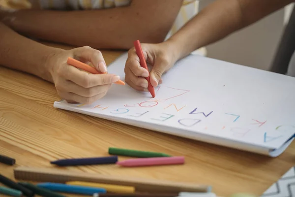 Des Mains Enfant Méconnaissable Une Femme Écrivant Des Lettres — Photo