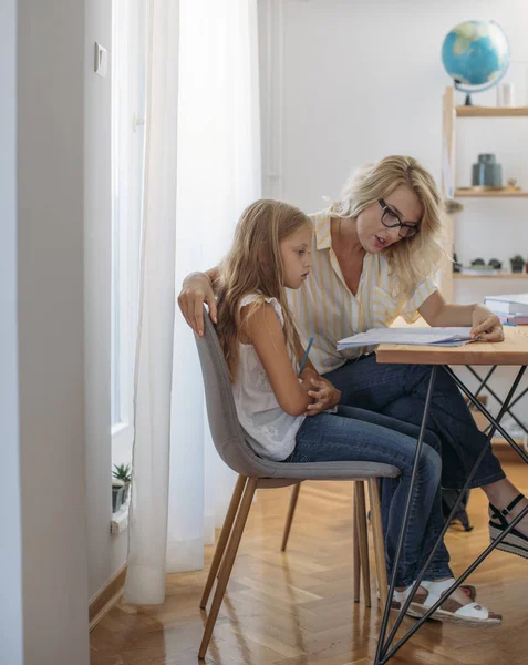 Schattige Blonde Kaukasische Schoolmeisje Huiswerk Met Haar Moeder Helpen — Stockfoto