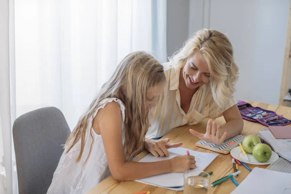 Menina Branca Loira Bonita Estudando Casa Com Sua Mãe Ajudando — Fotografia de Stock