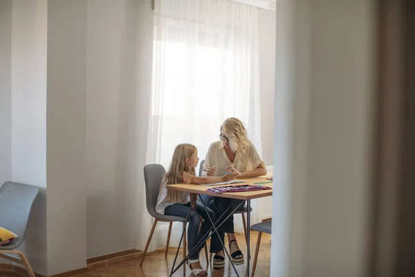 Schattig Kaukasische Schoolmeisje Studeren Thuis Met Haar Moeder — Stockfoto