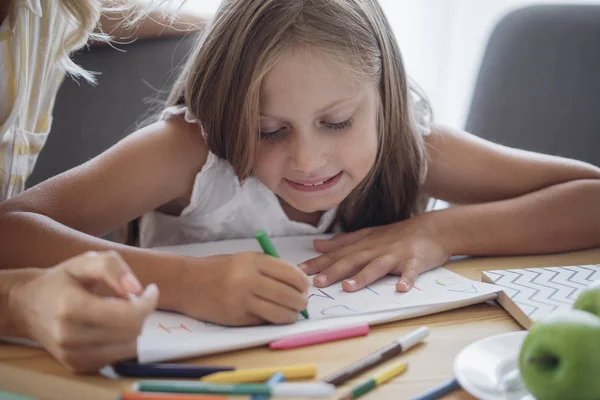 Hermosa Chica Rubia Caucásica Preescolar Escribiendo Cartas Cuaderno — Foto de Stock