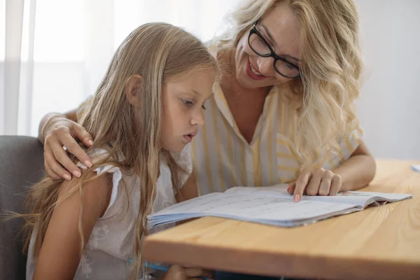 Schattig Kaukasische Meisje Leren Lezen Met Haar Mooie Moeder Helpen — Stockfoto