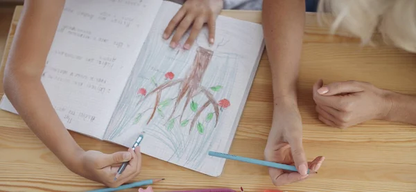 Cima Foto Mãos Desenho Menina Irreconhecível Seu Caderno Escola — Fotografia de Stock