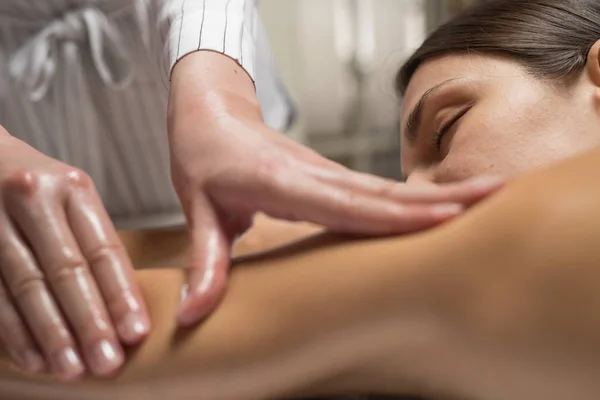 Junge Frau Genießt Massage Armen Und Schultern Einem Wellness Center — Stockfoto