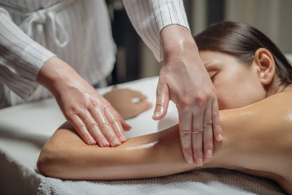 Mujer Joven Disfrutando Masajes Brazos Hombros Centro Spa — Foto de Stock