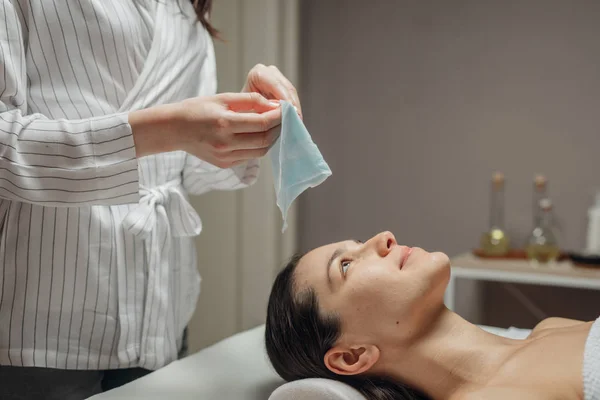 Mulher Cosmetologista Caucasiana Colocando Uma Máscara Facial Rosto Uma Bela — Fotografia de Stock