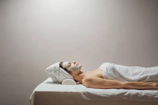 Mooie Jonge Kaukasische Vrouw Met Een Natuurlijke Gezichts Masker Haar — Stockfoto