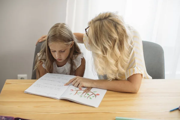Estudante Loira Bonito Aprendendo Ler Com Sua Mãe Ajudando — Fotografia de Stock