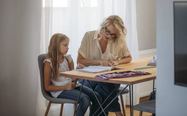 Mulher Muito Caucasiana Linda Menina Fazendo Lição Casa Escola Juntos — Fotografia de Stock