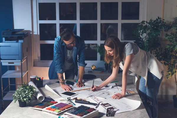 Two Young Caucasian Architects Man Woman Working Together Office Night — Stock Photo, Image