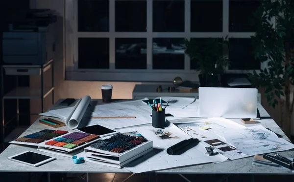 建築家のオフィス デスク青写真 タブレット ノート ペーパーおよび多くの色合いや夜の時間で色のカーペット サンプル — ストック写真