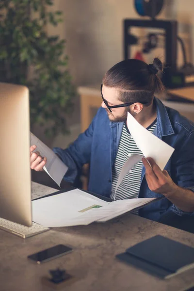 Guapo Joven Caucásico Freelancer Examinar Estadística Gráficos —  Fotos de Stock