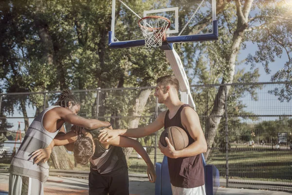 Drie Knappe Vrienden Basketbalspelers Lachen Plezier Een Buiten Basketbalveld — Stockfoto