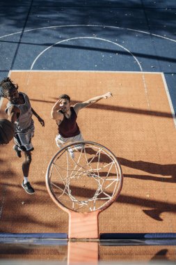 İki yakışıklı ve Genç basketbolcular çember altında bir basketbol düelloda görünümünü yukarıda.