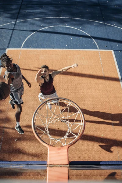 Nad Zobrazením Dvou Hezký Mladých Basketbalistů Basketbalový Duel Pod Obruč — Stock fotografie