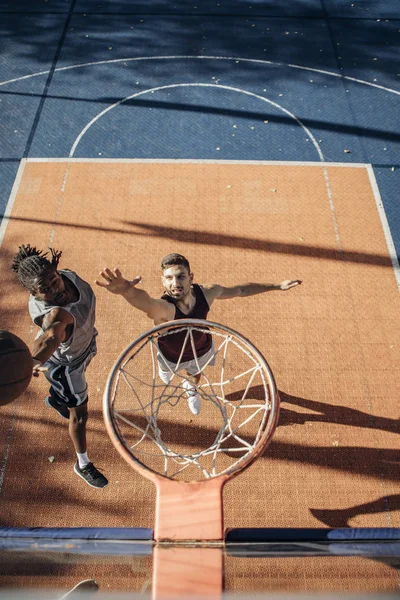 Nad Zobrazením Dvou Hezký Mladých Basketbalistů Basketbalový Duel Pod Obruč — Stock fotografie