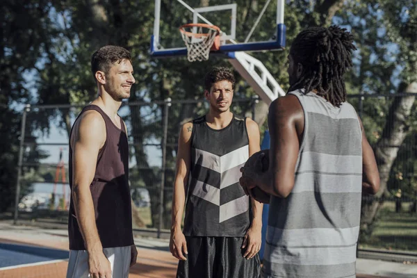 Tres Amigos Guapos Jugadores Baloncesto Riendo Divirtiéndose Una Cancha Baloncesto — Foto de Stock