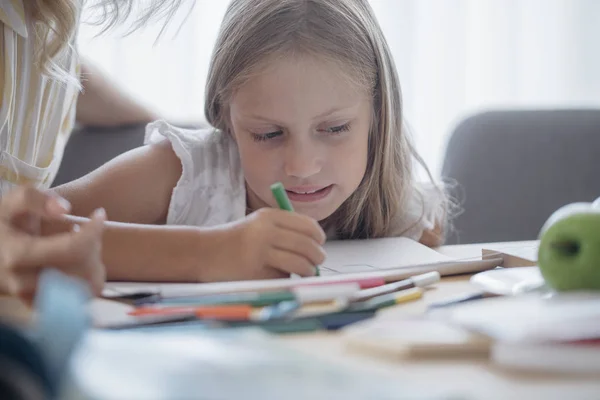 Hermosa Chica Rubia Caucásica Preescolar Escribiendo Cartas Cuaderno — Foto de Stock