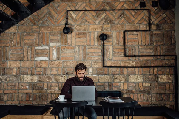 Young Caucasian Man Freelancer Working Laptop Coffee Shop — Stock Photo, Image