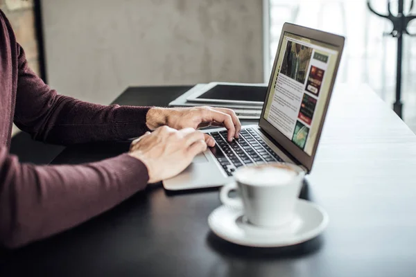 Mãos Homem Usando Laptop Uma Cafeteria — Fotografia de Stock